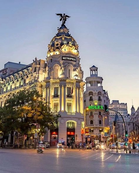 Metropolis Madrid, Brandenburg Gate, Street Lamp, Madrid Spain, Metropolis, Tourist Attraction, Notre Dame, Egypt, Madrid