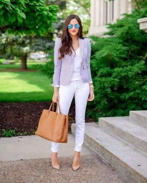 Blanco y Lila Chic Office Outfit, Mode Tips, Chique Outfits, 가을 패션, Work Attire, Office Fashion, White Pants, Office Outfits, Work Fashion