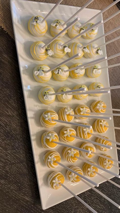 Yellow Themed Food Board, Bumblebee Wedding, Honeybee Baby Shower Theme, Whinney Pooh Baby Shower Ideas, Bee Theme Gender Reveal Party, Bee Themed Baby Shower Ideas, Bee Baby Shower Food, Bee Themed Gender Reveal, Baby Gender Reveal Party Decorations