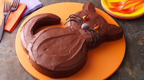 Frighten away those chocolate urges with this hauntingly delicious chocolate cake cut and frosted to look like a black cat. Black Cat Cake, Halloween Cake Recipes, Betty Crocker Cake Mix, Dessert Halloween, Recetas Halloween, Betty Crocker Cake, Dulces Halloween, Torte Cupcake, Tasty Chocolate Cake