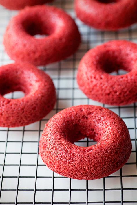 Cake Doughnuts Baked, Red Velvet Donuts, Red Velvet Desserts, Red Velvet Flavor, Red Velvet Recipes, Homemade Donuts Recipe, Baked Donut Recipes, Mango Mousse, Doughnut Cake