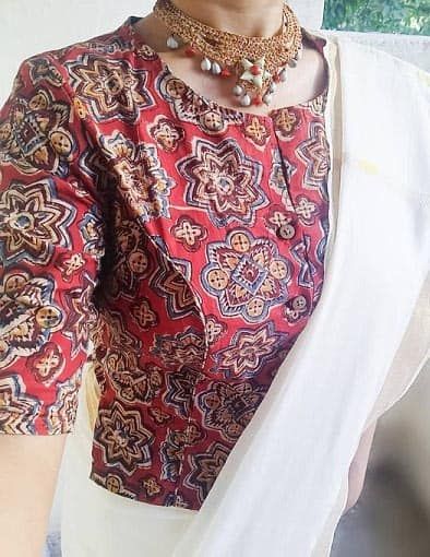 Saree Necklace, Beautiful Neck Designs, Kalamkari Blouses, Womans Outfit, Kalamkari Blouse Designs, Choli Blouse Design, Long Blouse Designs, Kalamkari Blouse, Blouse Designs High Neck