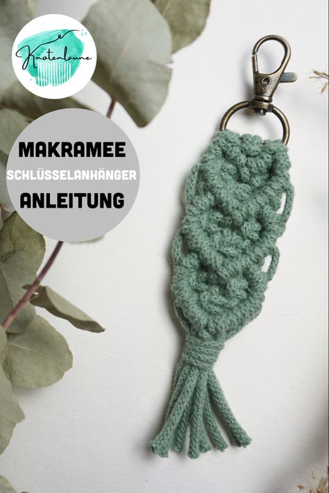 Makramee Schlüsselanhänger Anleitung Makramee Keychain, Makramee Diy, Macrame Patterns, Macrame Diy, Diy Inspiration, Paracord, Diy Bracelets, Cute Gifts, Fun Diys