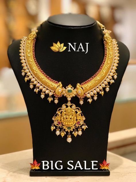 Naj Jewellery, Big Earrings Gold, Simple Necklace Designs, Engagement Saree, Short Necklaces, Gold Jhumka, Gold Jhumka Earrings, Gold Bridal Necklace, Fashion Blouses