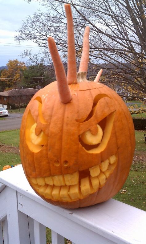 Punk-in pumpkin. Carved for Halloween 2011. The mohawk is made of old carrots Halloween Hacks Diy, Cute Pumpkin Carving, Halloween Pumpkin Carving Stencils, Creative Pumpkin Carving, Pumpkin Carving Designs, Pumpkin Contest, Halloween Pumpkin Carving, Carved Pumpkins, Halloween Pumpkin Designs