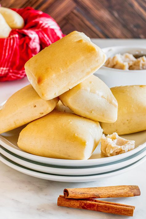 Make your own Texas roadhouse rolls right from the comforts of home. Soft, buttery, and slightly sweet, these rolls are just as good as the original! Texas Road House Rolls, Road House Rolls, Cottage Cake, Roadhouse Rolls, Texas Roadhouse Rolls, Cinnamon Honey Butter, Bread Sweet, Road House, Texas Roadhouse