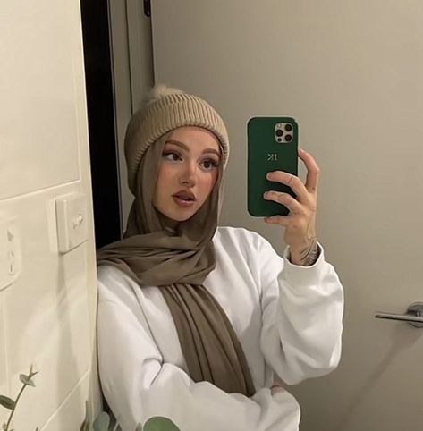 Aesthetic Hijabi, Bff Poses, Beanie Outfit, Hijabi Fits, Hijab Style Tutorial, Hijab Fashionista, Mode Turban, Muslim Outfits Casual, Muslim Fashion Hijab Outfits