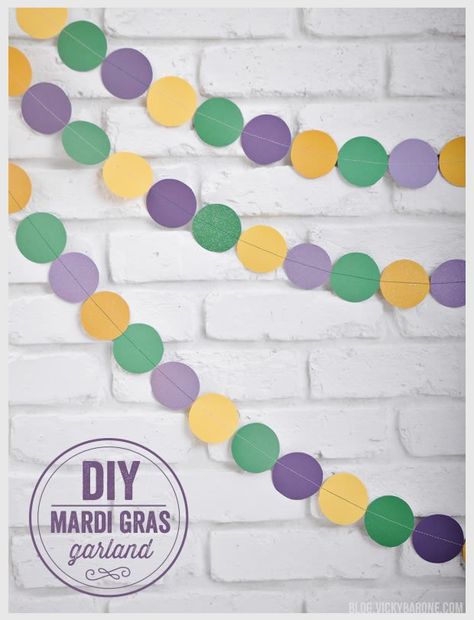 DIY Mardi Gras Garland | Vicky Barone | paper garland | bunting | diy mardi gras decor Mardi Gras Classroom, Mardi Gras Garland, Diy Karneval, Mardi Gras Activities, Mardi Gras Kid, Mardi Gras Diy, Mardi Gras Party Decorations, Mardi Gras Centerpieces, Mardi Gras Crafts