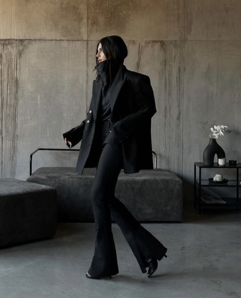 Alternative Luxe, Blazer Ideas, Woman In Suit, Alt Goth, All Black Fashion, Fashion Things, Aesthetic Lifestyle, Woman Suit Fashion, Elegante Casual