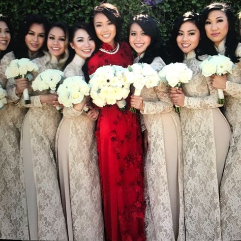 Cream colored Ao Dai. I don't own this photo, please DM me if it's you...would love to link/tag you. Vietnamese Bridesmaid Dresses, Red Ao Dai Wedding, Vietnamese Ao Dai Wedding, Bridesmaid Ao Dai, Viet Wedding, Bridal Ao Dai, Red Ao Dai, Wedding Ao Dai, Tea Ceremony Wedding