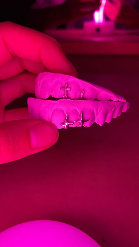 Grills Bottom Teeth Female, Silver Grills Teeth Grillz, Grills For Women Teeth Fangs, Silver Fang Grillz, Custom Grillz Ideas, Gold Grillz For Females, 2 Teeth Grillz, Gap Grillz Women, Women’s Grills