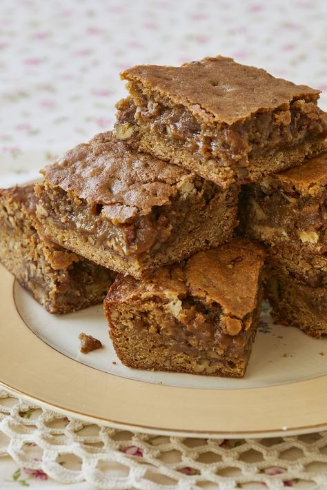 Maple Pecan Blondies, Pecan Blondies Recipe, Maple Blondies, Pecan Brownies Recipe, Pecan Blondies, Maple Recipes, Bigger Bolder Baking, Homemade Vanilla Extract, Pancake Syrup