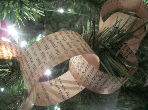 Book Page Garland, Recycled Newspaper, Harry Potter Christmas Tree, Bookshelf Ideas, Diy Christmas Garland, Book Tree, Book Page Crafts, Harry Potter Christmas, Cottage Christmas