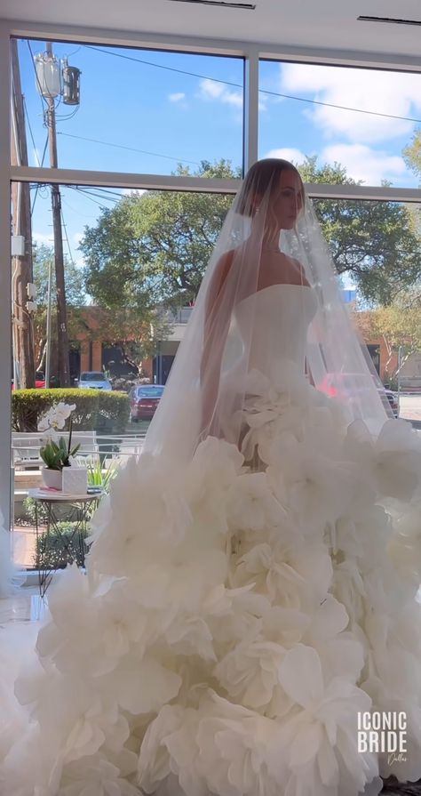 Wedding Dress Huge, Gigantic Wedding Dress, Luxury Romantic Wedding Dress With Ruffles, Huge Wedding Dresses, Luxury Voluminous Wedding Dress, Luxury Avant-garde Wedding Dress, Wedding Planning Decor, Timeless Wedding Dress, Pretty Wedding Dresses