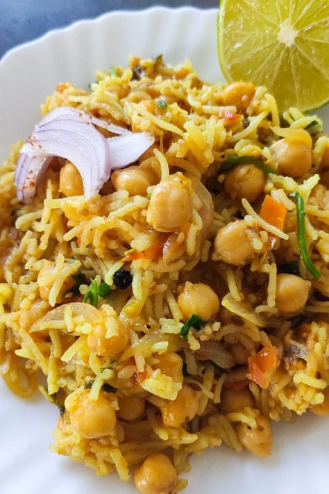 Chickpea rice - Garbanzo beans rice Rice With Garbanzo Beans, Asian Rice And Beans, Rice And Garbanzo Beans, Garbanzo Bean And Rice Recipes, Mediterranean Garbanzo Bean Recipes, Chickpea Rice Salad, Vegan Garbanzo Bean Recipes, Rice And Chickpea Recipes, Garbanzo Bean Recipes Dinner