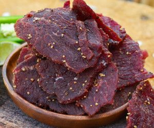 Jalapeno Jerky Recipe, Dr Pepper Beef Jerky Recipe, Jalapeno Beef Jerky Recipe, Peppered Jerky Recipe, Jerky Seasoning Recipe, Deer Jerky Recipe, Jerkey Recipes, Beef Jerky Recipe, Food Dehydration