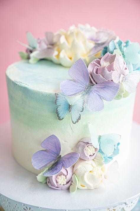 Flower Cake With Butterflies, Flower Cake 1st Birthday, Butterfly Flower Cake Ideas, Flowers And Butterfly Cake, Floral Butterfly Cake, Flower Butterfly Cake Birthday, Butterfly Cake With Flowers, Pastel Flowers On Cake, Butterfly And Flower Cake Design