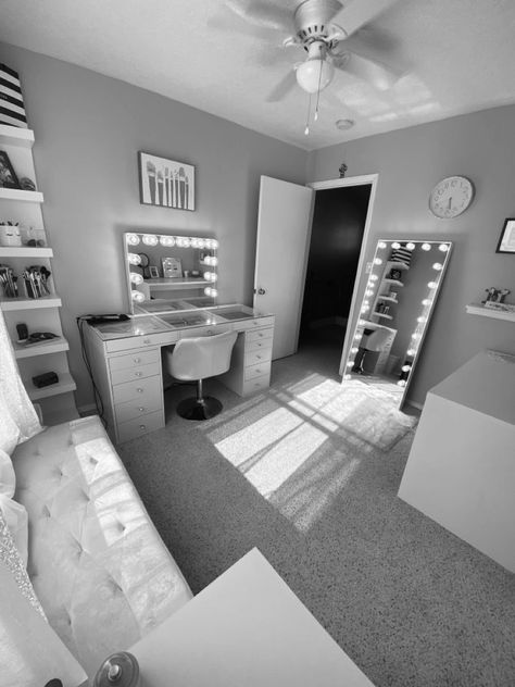 Cute Makeup Room Ideas, Grey Baddie Bedroom, Grey And White Vanity Bedroom, Grey And White Room Ideas Bedroom, Grey Bedroom Ideas With Vanity, Black And White Aesthetic Bedroom Ideas Minimalist, Room Inspo Chavvy, Grey Bed White Furniture Bedroom Ideas, Cute Grey Bedroom Ideas