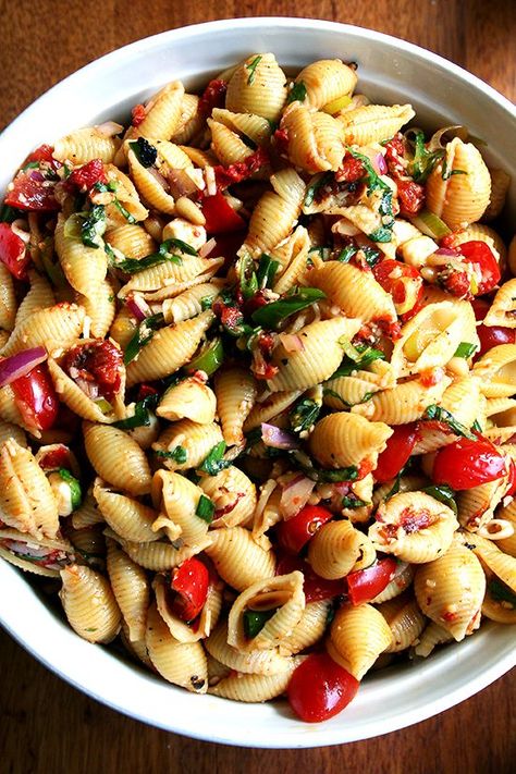 Kristina's pasta salad Simple Pasta Salad, Simple Pasta, Diy Cupcake, Pepper Pasta, Easy Pasta Salad, Summer Pasta Salad, Parmigiano Reggiano, Pasta Salad Recipes, Tortellini