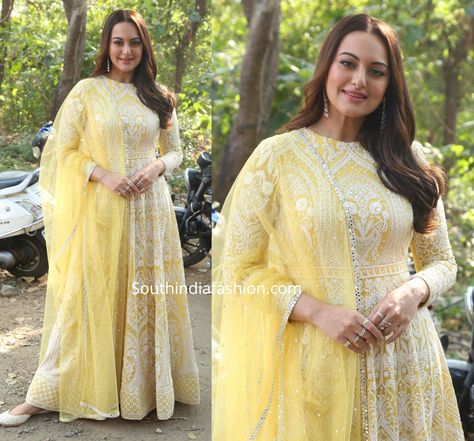 sonakshi sinha in yellow anarkali suit at dabangg 3 promotions 1 Lakhnavi Anarkali, Anarkali Suits Simple, Yellow Anarkali Suits, Yellow Anarkali, Mehendi Outfits, Lehnga Dress, Sonakshi Sinha, Kurti Designs Party Wear, Indian Gowns