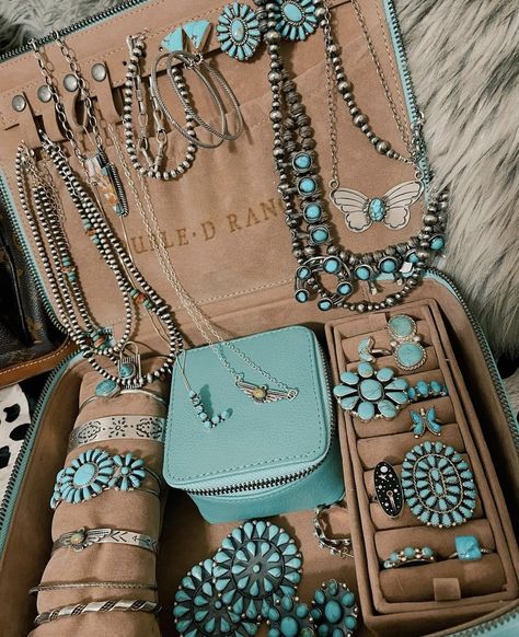 Western Jewelry Case, Chunky Western Jewelry, Western Jewelry Boxes, Styling Turquoise Jewelry, Tourquise Jewelry Outfits, Country Western Jewelry, Teal Jewelry Western, Western Accessories Women, Western Jewelry Ideas