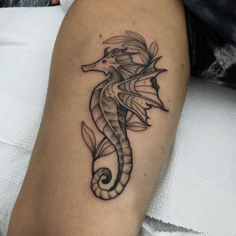 Sky Tattoos, Seahorse Tattoo, Octopus Tattoo Design, Petit Tattoo, Jellyfish Tattoo, Ocean Tattoos, Silhouette Tattoos, Cute Little Tattoos, Tatuaje A Color