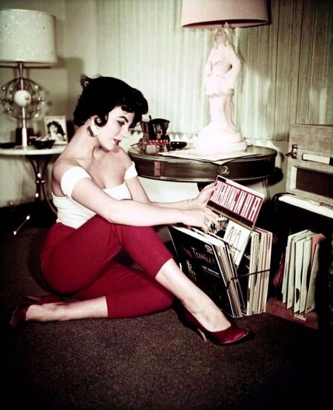 Edward Wilding, Vintage Fashion 1950s, Rockabilly Outfits, 50's Style, Pin Up Outfits, Joan Collins, Court Heels, Vintage Fashion Photography, English Actresses