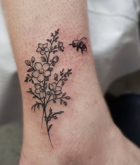 Such an adorable minimalistic wildflower and bee tattoo done by @katarina.heinze on the ankle. Bee Flower Tattoo, Bee And Flower Tattoo, Small Nature Tattoo, Tattoos 2022, Small Bee Tattoo, Tattoos Floral, Beer Tattoos, Honey Bee Tattoo, White Doodle