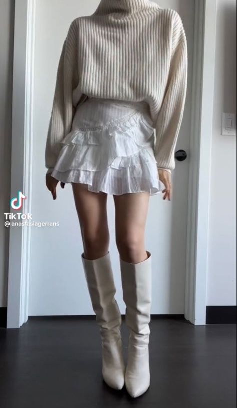 Ruffle Mini Skirt Outfit, Mini Skirt Outfit Fall, White Mini Skirt Outfit, Mini Skirt Outfit Winter, White Ruffle Mini Skirt, Skirt Outfit Fall, White Skirt Outfits, Capsule Wardrobe Casual, Mini Skirt Outfit