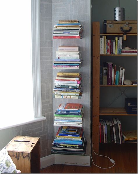 if only we had more walls.... we DO have more books! like these "invisible" book shelves Invisible Bookshelf, Invisible Shelves, Pallet Deck Diy, Diy Bookshelves, Diy Space Saving, Floating Books, Floating Bookshelf, Floating Bookshelves, Diy Dresser Makeover