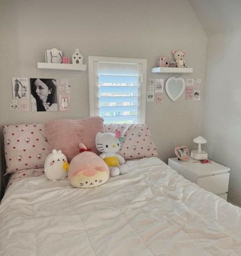 Cute Neutral Room Ideas, Minimalist Sanrio Bedroom, Couqqet Room, Cute Core Room Decor, Room Decor Pink Aesthetic, Shoujo Aesthetic Room, Shoujo Room Aesthetic, Shoujo Bedroom, Coquette Kpop Room