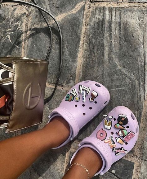 Crocs Jibbitz Ideas Women, Croc Jibbitz Ideas Aesthetic, Crocs Fashion Street Styles, Jibbitz Crocs Ideas, Croc Jibbitz Ideas, Croc Ideas, Jibbitz Ideas, Crocs With Jibbitz, Crocs Aesthetic