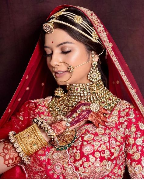 10+ Best Bridal Makeup Artist In West Delhi For Your Perfect Look! - SetMyWed Mathapatti For Bridesmaid, Rajwadi Bride Look, Rajwadi Makeup Look, Jodha Look Bride, Rajputani Bride Look, Rajasthani Bride Look, Jodha Bridal Look, Rajasthani Jwellary, Rajasthani Nath