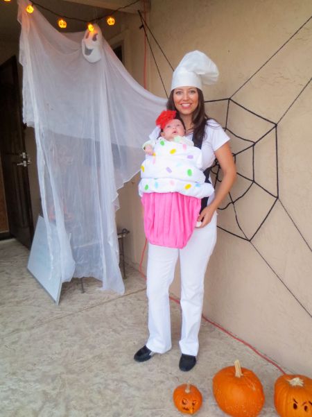 cute mom and baby cupcake costume Baker Costume, Mother Daughter Halloween Costumes, Cupcake Costume, Mom Halloween Costumes, Infant Costume, Baby Halloween Costume, Mom Costumes, Got Costumes