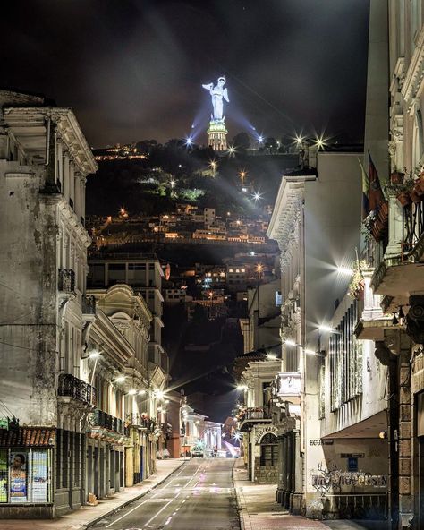 Romántico Quito mío. Quito, Ecuador.  Looking up at the Panecillo hill from the old colonial center, downtown. Quito Ecuador, Travel Photography Inspiration, Beautiful Places On Earth, State Of The Union, Quito, Night City, Iconic Landmarks, Night Aesthetic, Online Presence