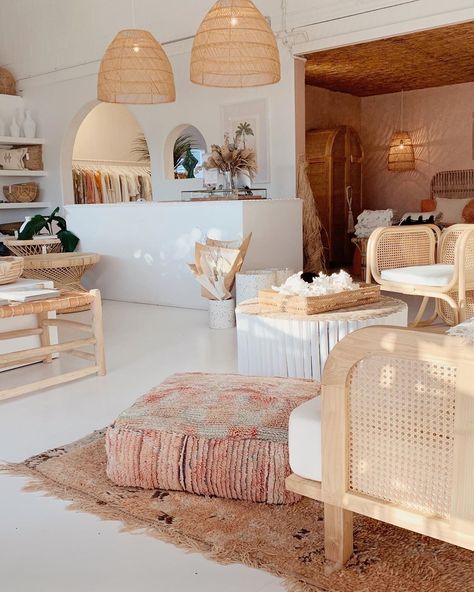 Botique Interiors, Boutique Layout, Bungalow Interiors, Retail Store Interior Design, Beauty Salon Interior, Mediterranean Home, Store Fixtures, Store Interior, Shop Interiors