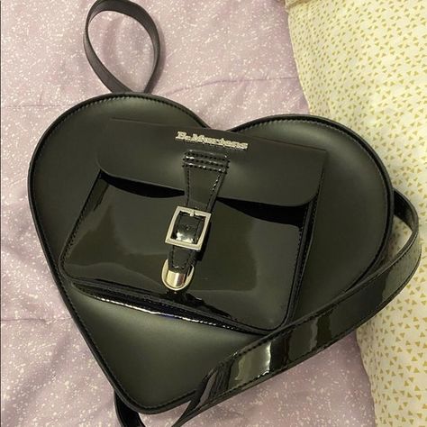 Dr martens heart leather bag Dr Martens Black, Heart Bag, Pretty Bags, Money Bag, Cute Bags, Girls Bags, Black Backpack, Dr. Martens, Fashion Item