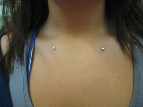 Dermal Piercing Clavicle, Dermal Piercing Chest, Nape Piercing, Chest Piercing, Neck Piercing, Anchor Piercing, Piercings For Girls, Dermal Piercing, Face Piercings