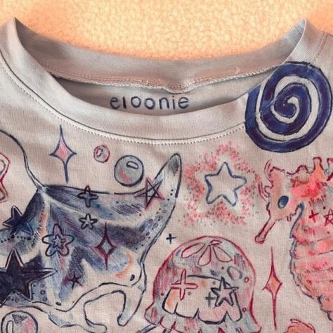 Ocean Shirt Design, Printmaking Clothes, Ocean Style Outfit, Sewing Aesthetic Ideas, Drawing On Shirt Ideas, Shirt Art Ideas, Embroidery Clothes Ideas, Drawing On Shirt, Bleach Clothes Design