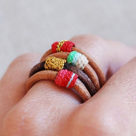 Leather Rings, Style Hippie Chic, Leather Creations, Slip Stitch Crochet, Crochet Rings, Fiber Jewelry, Leather Ring, Diy Rings, Textile Jewelry