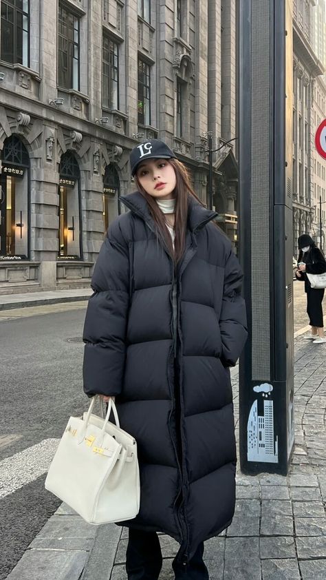 Korean Long Puffer Jacket, Long Winter Jacket Outfit, Long Puffer Jacket Outfit Winter Style, Long Puffer Outfit, Puffer Jacket Outfit Winter Style, Long Puffer Jacket Outfit, Down Jacket Outfit, Puffer Outfit, Korean Winter Outfits