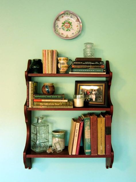 This is so cute Hanging Book Shelf, Styling Books, Bookshelf Vintage, Hanging Bookshelf, Cottage Library, Colourful House, Library At Home, Antique Bookshelf, Book Shops