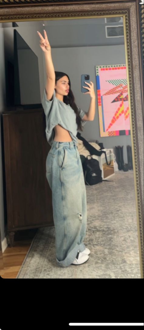 Ariana Greenblatt Converse, Ariana Greenblatt Outfits Casual, Ariana Greenblatt Mirror Selfie, Ariana Greenblatt Room, Ariana Greenblatt Style, Arianna Greenblatt Outfits, Ariana Greenblatt Outfits, Ariana Gr, Ariana Greenblatt