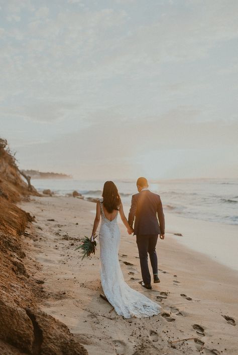 Wedding Pictures Beach, Beach Wedding Pics, Hawaii Wedding Photography, Wedding Portrait Poses, Oahu Wedding, Pose Fotografi, Destination Wedding Photos, Diamond Head, Wedding Picture Poses