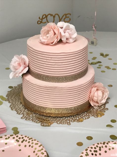 Bridal Shower | Wedding Shower | Bridal Inspo | Shower | Blush Pink | Gold | Pink & Gold | Pink Shower | Wedding Inspo | Wedding | Bridal Party | Bridal Brunch | Blush pink and gold are so pretty for a bridal shower! Get ideas here AND a free printable pattern! Bridal Shower Cake Ideas Classy, Bridal Shower Cake Ideas Elegant, Pink White And Gold Cake, Blush Pink Cake, Bridal Shower Cake Ideas, Blush Pink Bridal Shower, Wedding Shower Cakes, Rose Gold Cake, Rose Gold Bridal Shower