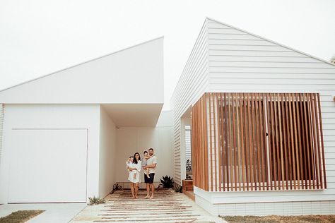 Orton Haus: A coastal home with raw and natural accents | Style Curator White Colourbond House, Colourbond House Exterior, Modern Weatherboard House, Extensions Home, Modern Coastal Facade, 80s Renovation, White Weatherboard House, Timber Facade, Coastal Facade