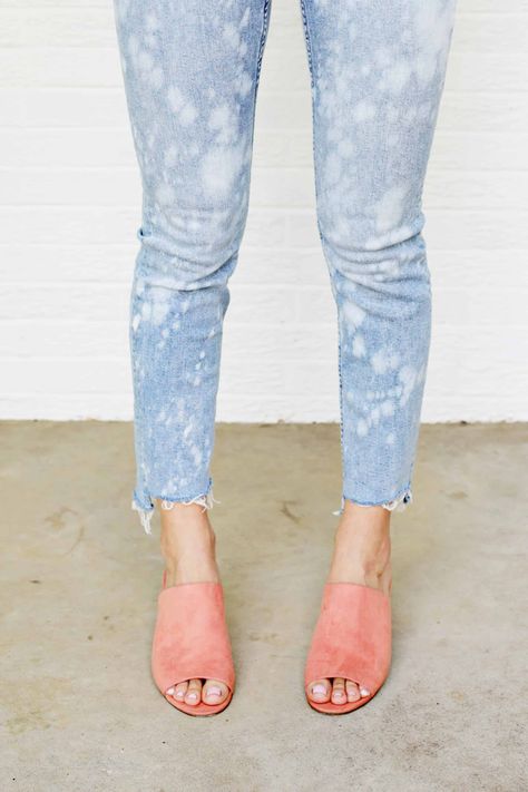 How To Cut Jeans At The Ankle, Repurpose Jeans, Diy Cutoffs, Diy Clothes Tutorial, Easy Diy Fashion, Women Pants Pattern, Big Jeans, Bleached Jeans, Sewing Courses