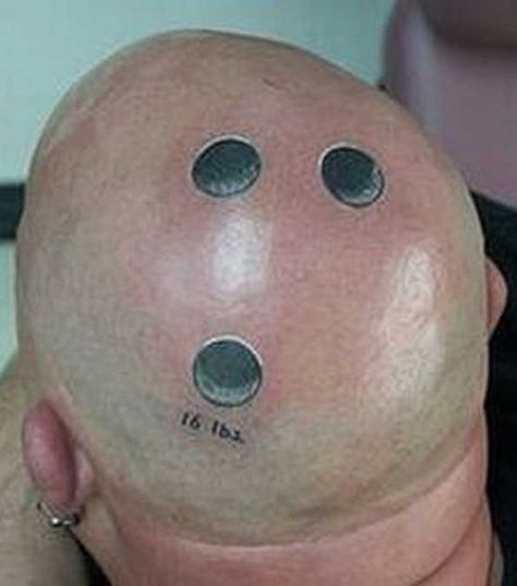 Bowling Ball Head Tattoo... Too Freaking Awesome you gotta check this out lmao Dumbest Tattoos, Tattoos Gone Wrong, Horrible Tattoos, Terrible Tattoos, Tattoo Off, Ball Tattoo, African Tattoo, Small Butterfly Tattoo, Head Tattoo