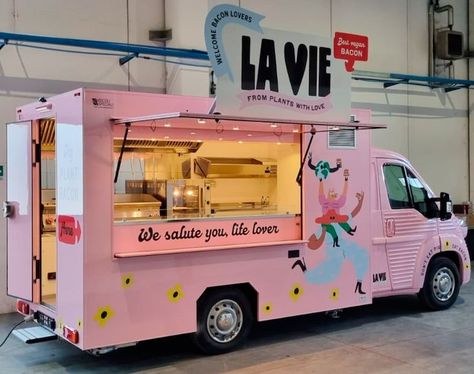 La Vie Foods is a French company crafting high-quality foods that help people replace animal protein on their plates. For example, have you ever thought of using veggie bacon to flavour your spaghetti alla carbonara 🍝 or a big hamburger 🍔 ? If you are in Paris do not miss the chance to meet this NV Food Truck and try some of their special dishes. For vegan food made with love there was need of a vegan truck made with passion. 🇫🇷🇮🇹 See you in Paris then! #vegantruck #veganfood #foodtrucks Foodtrucks Ideas, Meat Burger, Vegan Food Truck, Street Food Business, Pizza Food Truck, Special Dishes, Piaggio Ape, Pink Food, Food Truck Business