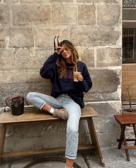 Smart Casual Outfit Jeans, Parisian Street Style Winter, Ugg Ultra Mini Outfit, Women Smart Casual, Mini Uggs Outfit, Minimal Outfit Ideas, Ugg Season, Parisian Outfit, Street Style Outfits Casual